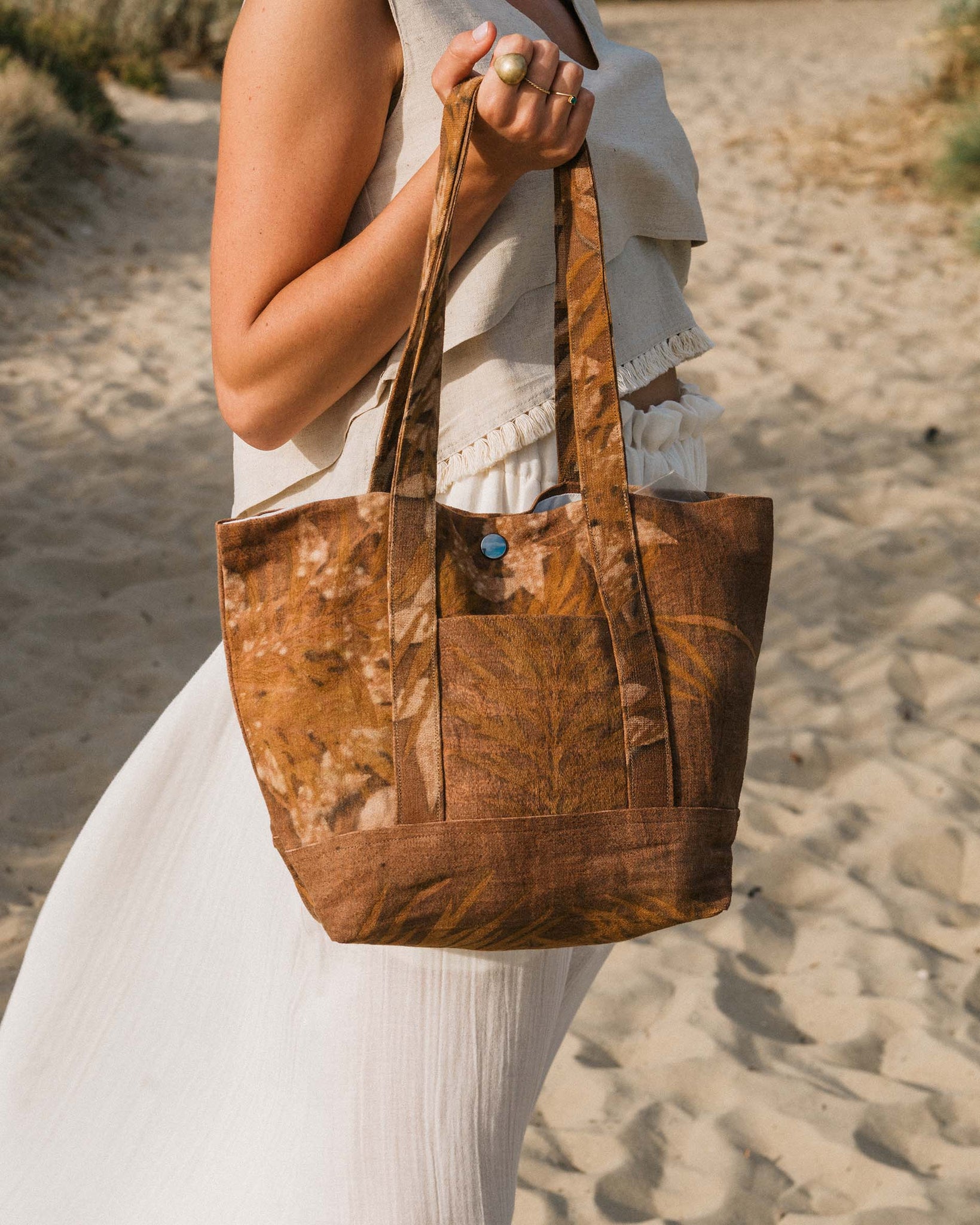 Tote bag made from hemp and naturally dyed using leaves