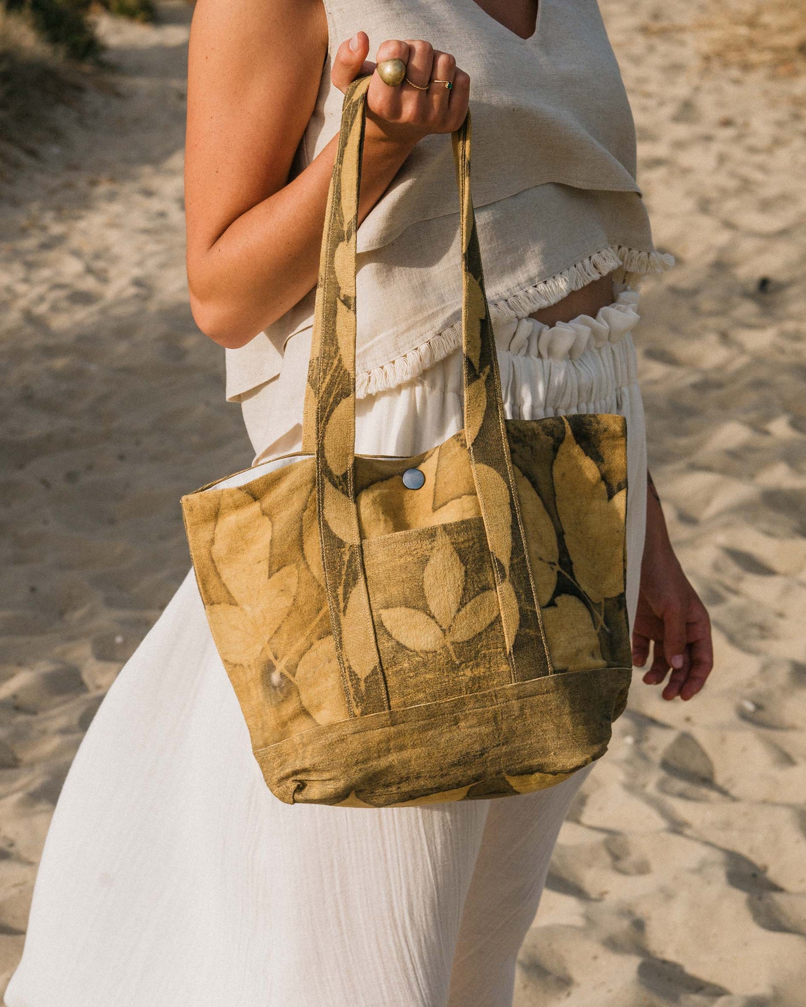 Tote bag made from hemp and naturally dyed using leaves